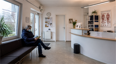 a small local clinic in Europe sebuah klinik tempatan kecil di Eropah